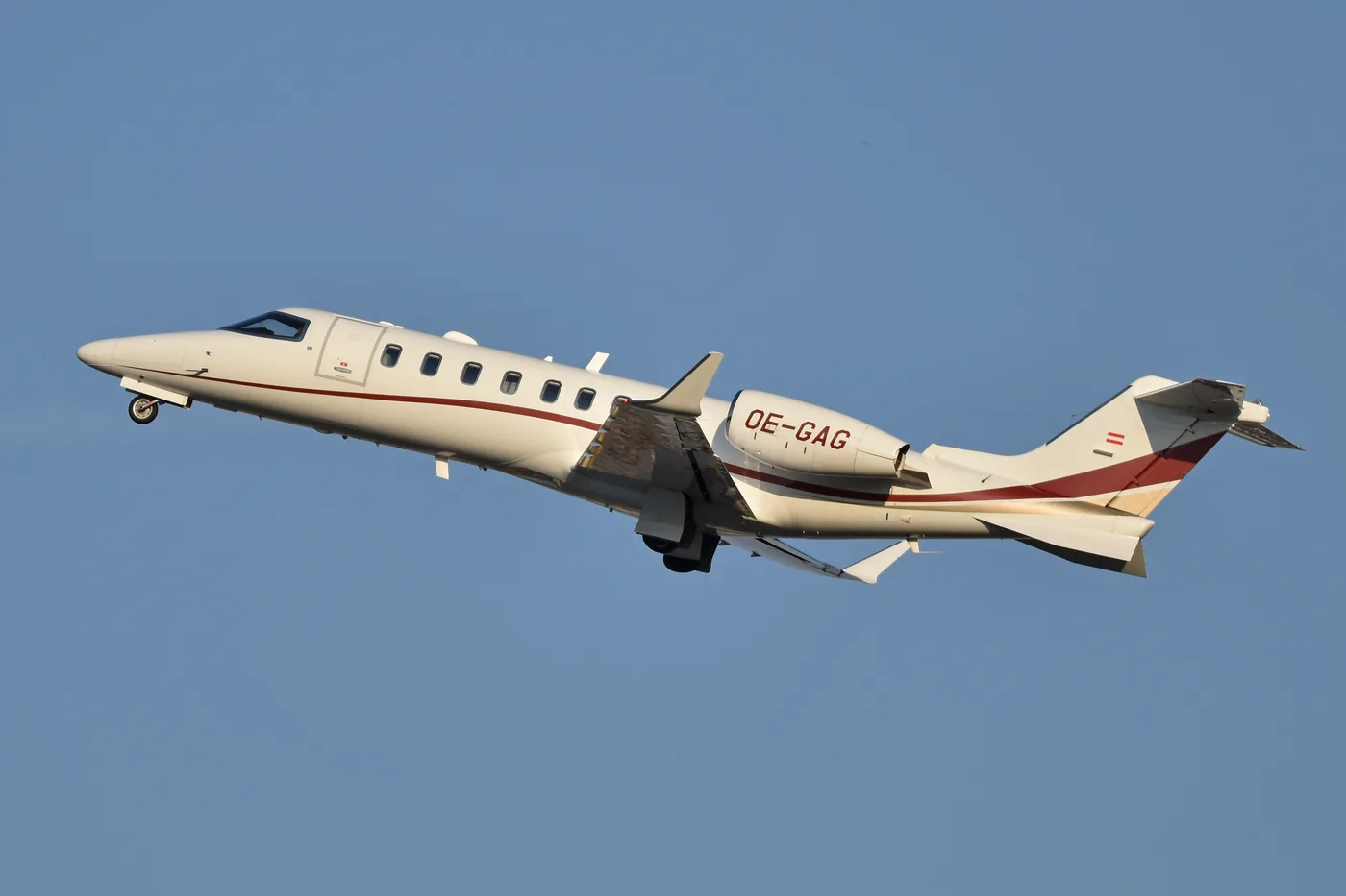 Bombardier Learjet 75 - private jet charter